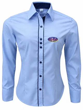 Camisa social feminina azul-clara de manga longa, com detalhes azul-marinho