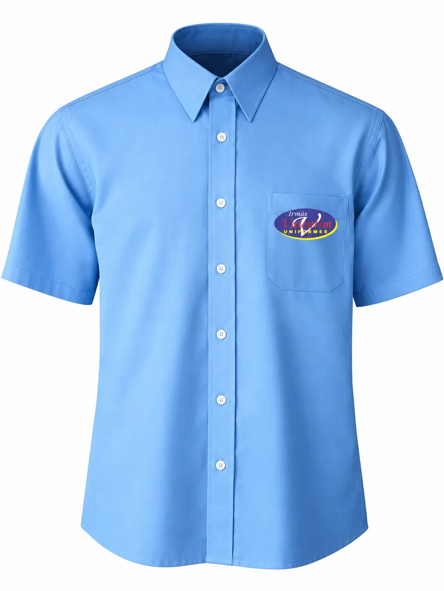 Camisa social masculina azul de manga curta, com bolso e a marca Irmãs Valentim